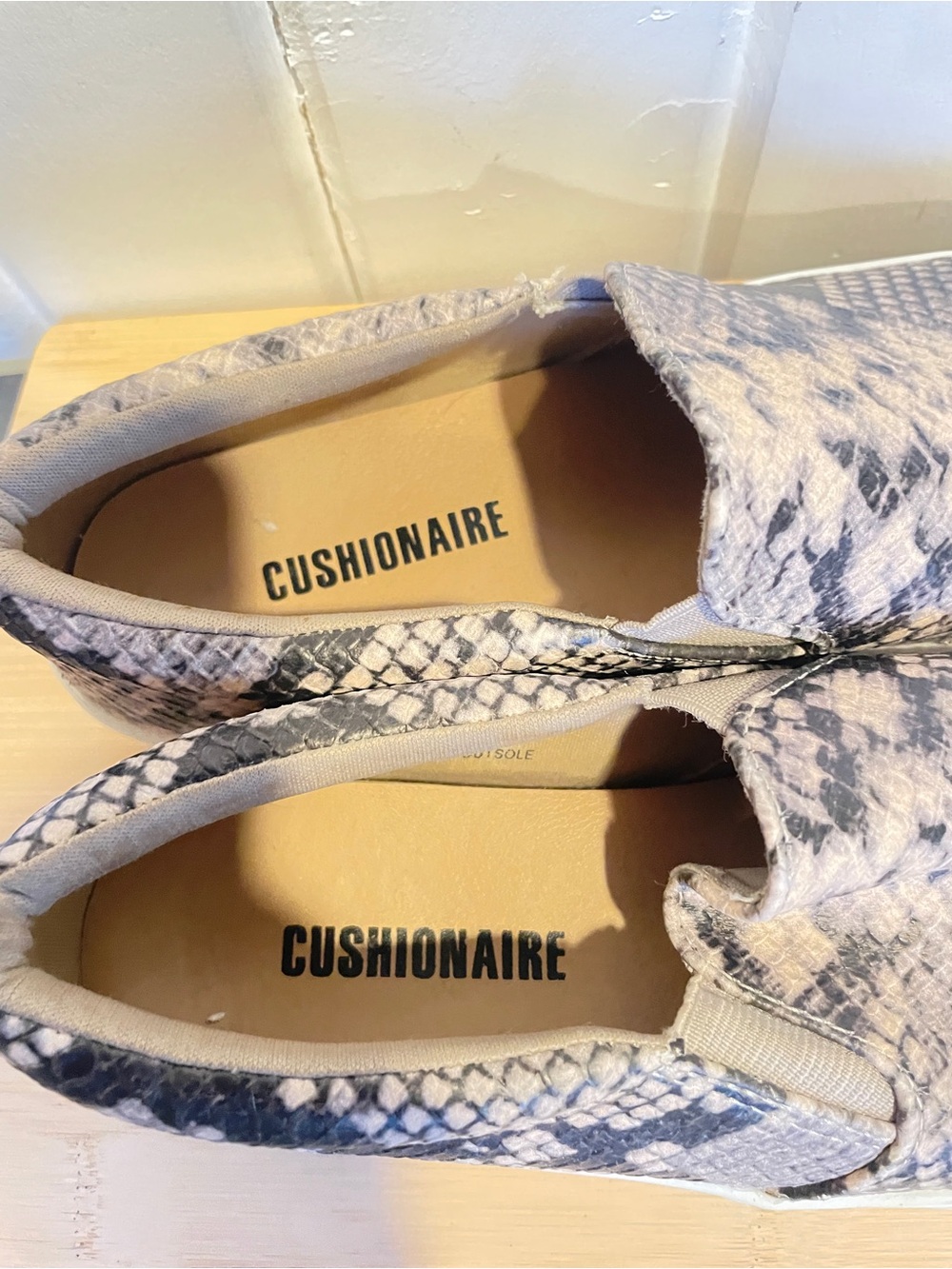 Cushionaire Slip-On Sneakers with Neutral Snake Print size 6 - Picture 3 of 7